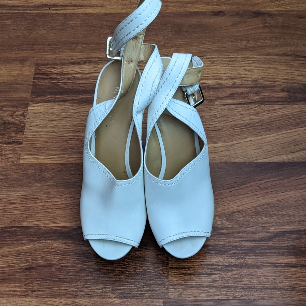 Open toe White and wooden pumps with ankle strap